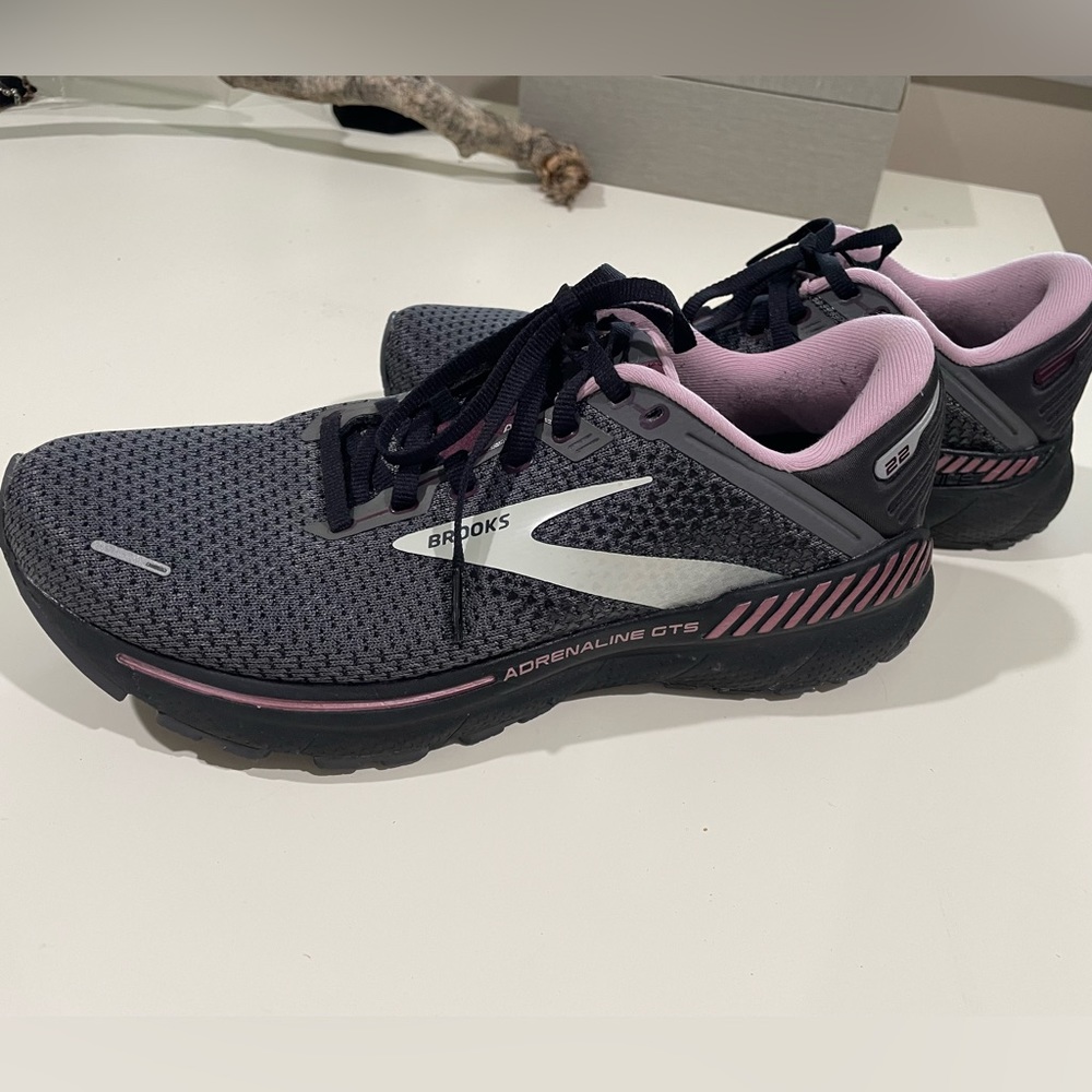 Brooks Adrenaline GTS 22 Athletic Shoes